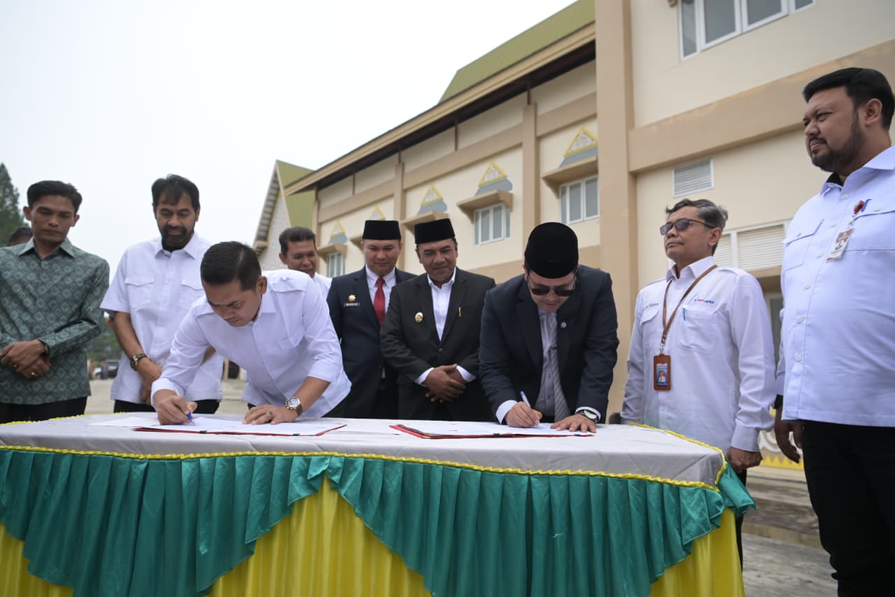 Mualem Serahkan Aset RS Regional Aceh Tengah