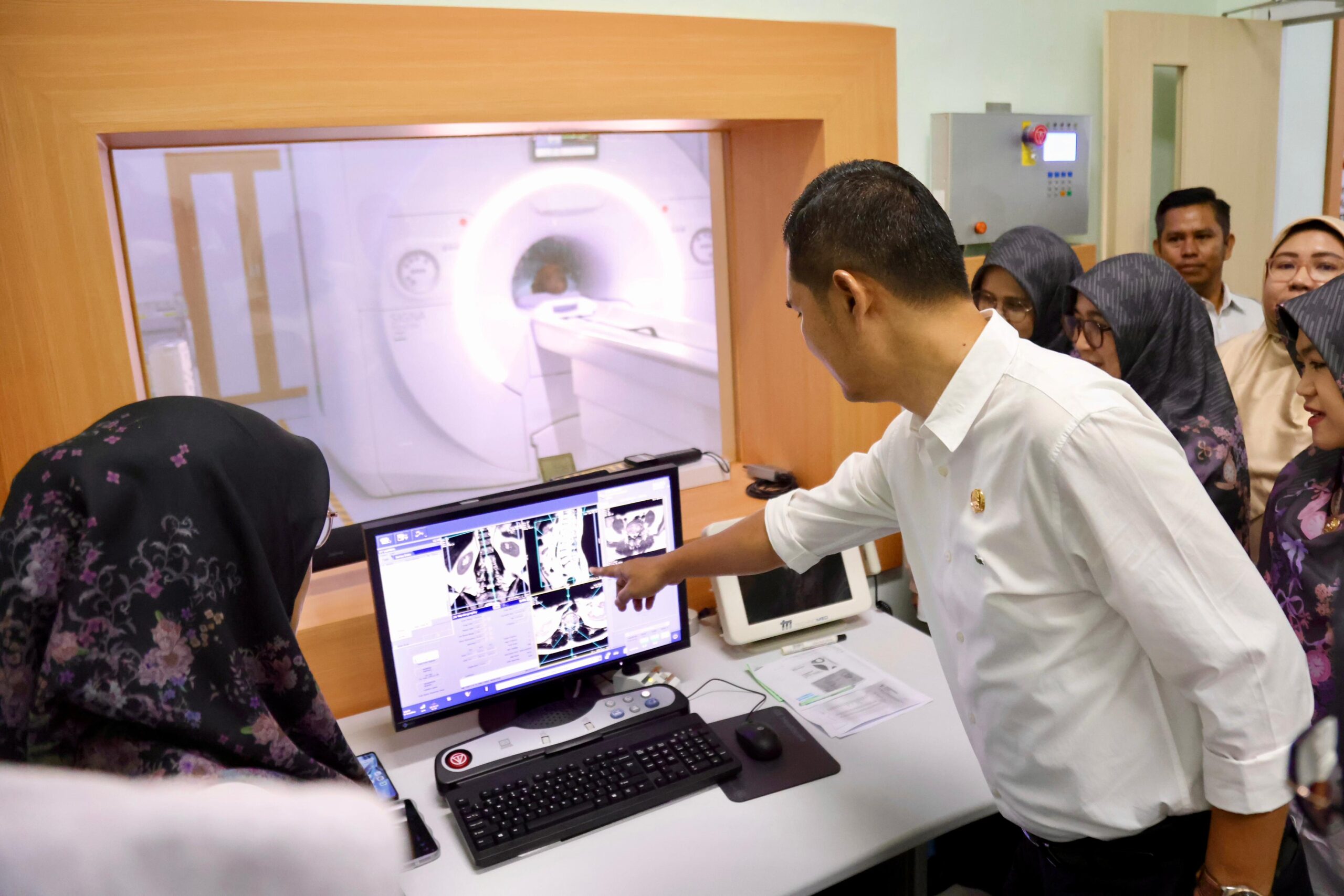 Sekda Aceh Resmikan Alat MRI 1,5 Tesla di RSUD Zainoel Abidin, Perkuat Layanan Diagnostik dan Mutu Kesehatan Masyarakat