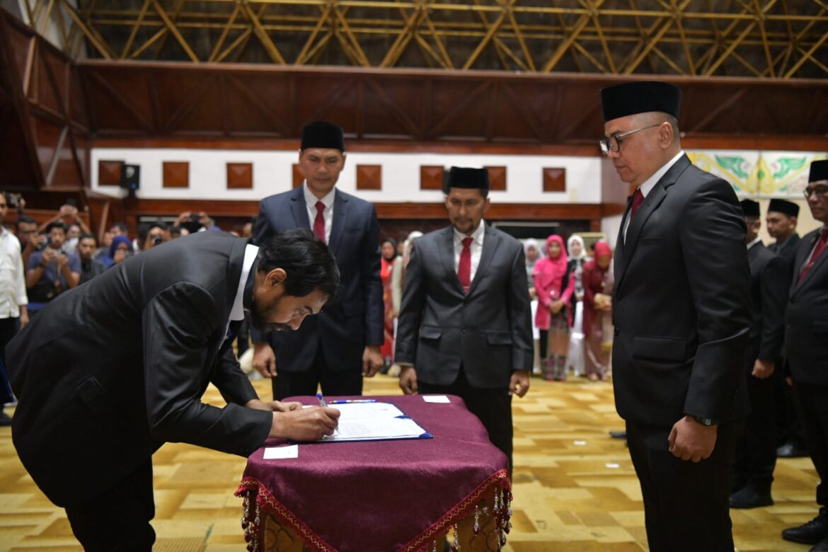 Gubernur Mualem Lantik Sejumlah Pejabat Eselon II