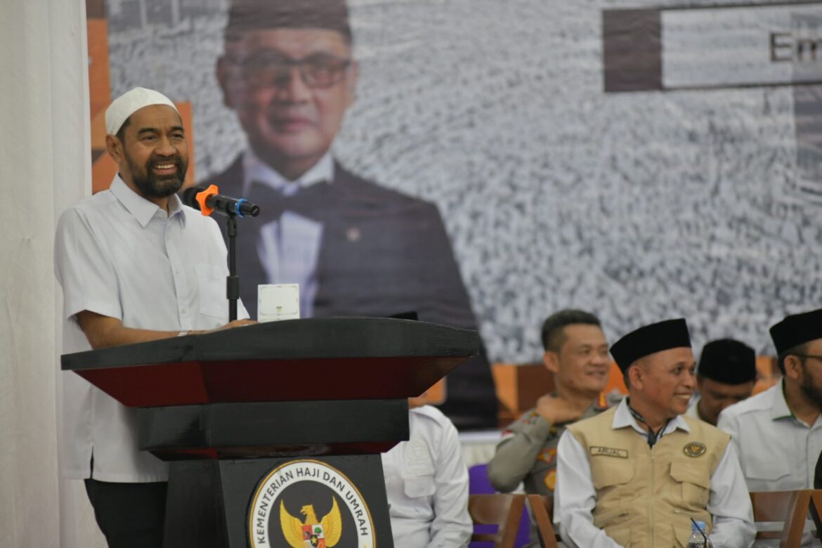 Mualem Lepas Kloter Perdana Calon Jemaah Haji Aceh, Ingatkan Bersihkan Hati dan Jaga Kesehatan