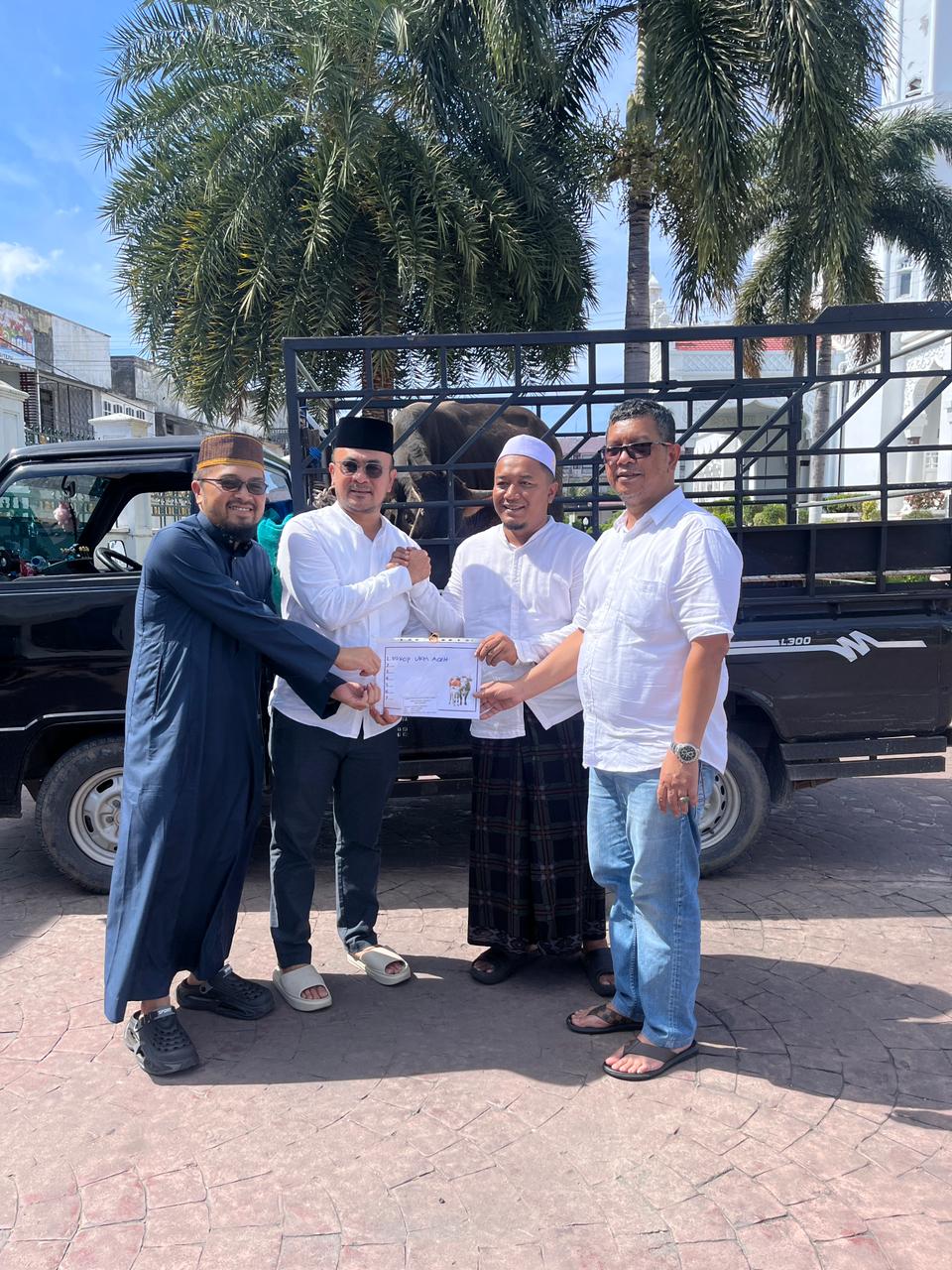 DISKOP UKM Aceh menyerahkan Sumbangan Sapi Qurban melalui Masjid Raya Baiturahman