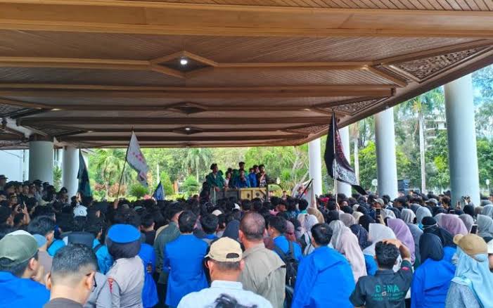 Mahasiswa Demo Kantor Gubernur Aceh
